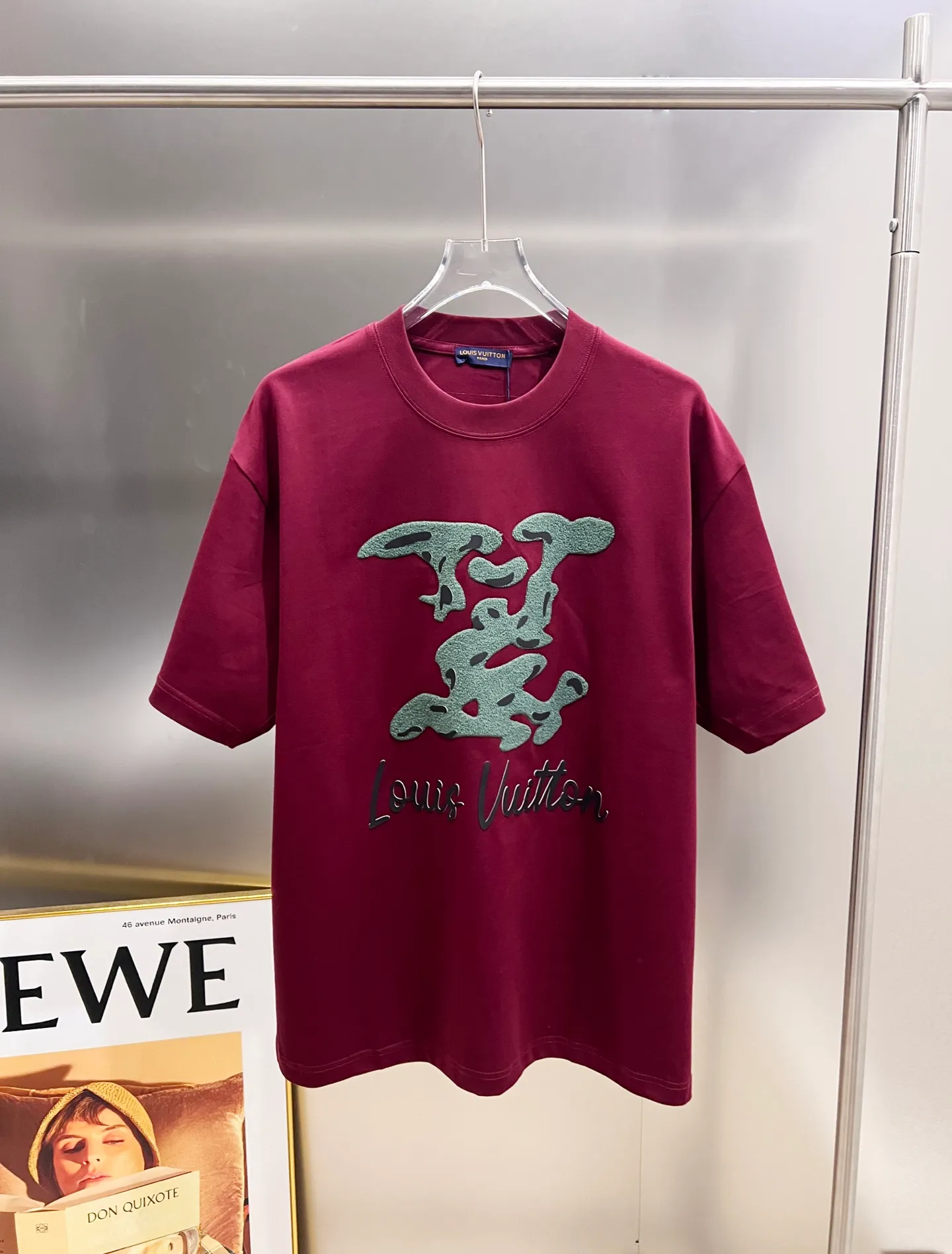 🅿️190 1v Louis* 2025 autumn and winter new style, classic big V letter three-dimensional craft design, high-end version! Highly breathable and comfortable, customized double-yarn plain cotton fabric. Short-sleeved T-shirt. Same style for men and women. Sizes S M L XL XXL Five sizes black white Angora red